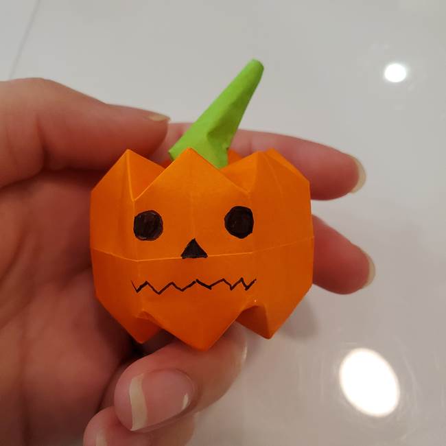 かぼちゃの折り紙 立体で難しいジャックオーランタンの折り方作り方④顔(4)