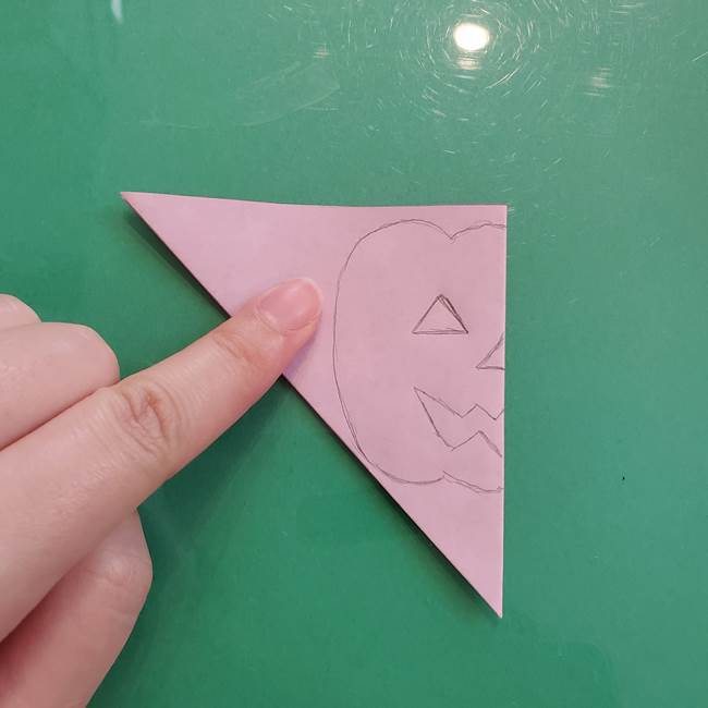 ハロウィンのかぼちゃ 折り紙の切り抜きでつくる折り方切り方②描き方(4)