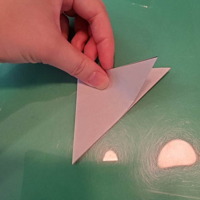 ハロウィンの折り紙 切り絵のコウモリの切り方折り方①折り方(5)