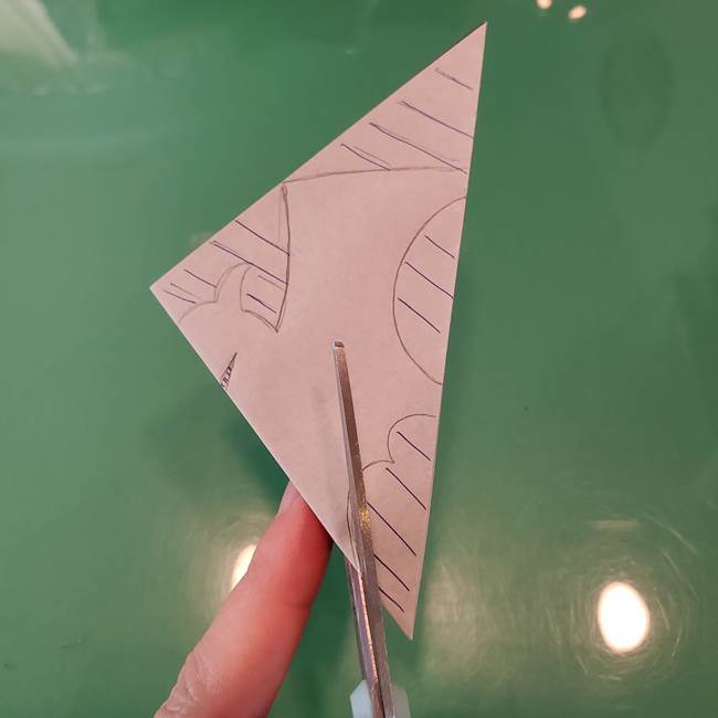 ハロウィンの折り紙 切り絵のコウモリの切り方折り方②切り方(5)