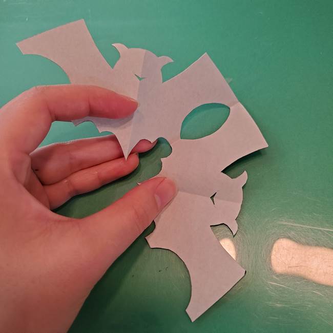 ハロウィンの折り紙 切り絵のコウモリの切り方折り方②切り方(9)