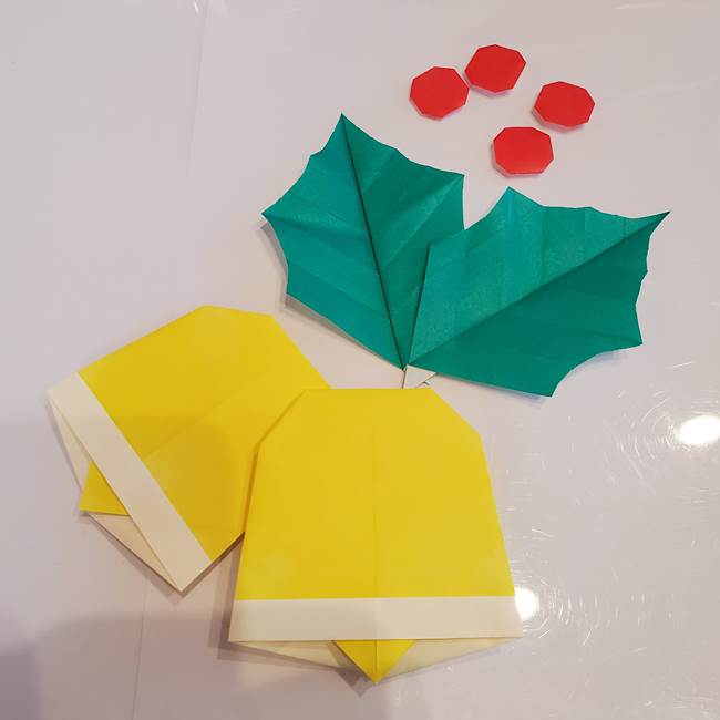 ひいらぎのクリスマスベルの折り紙の作り方は簡単 葉っぱつきでかわいい12月の製作 子供と楽しむ折り紙 工作