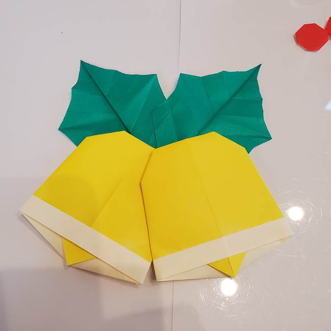 ひいらぎのクリスマスベルの折り紙 簡単な作り方折り方③貼り合わせ(3)