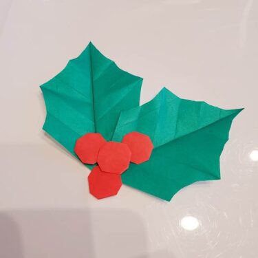 ひいらぎの折り紙の作り方折り方は簡単♪平面でクリスマス飾りにピッタリ！