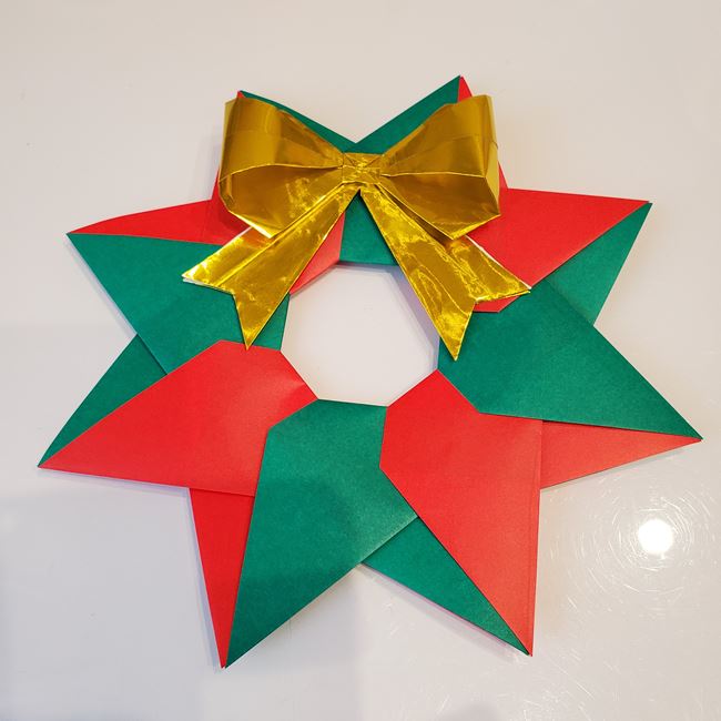 クリスマスリース 折り紙8枚でつくる折り方作り方は簡単 壁面飾りに最適 子供と楽しむ折り紙 工作