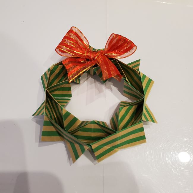 クリスマスリースの折り紙 立体的な飾りを手作り