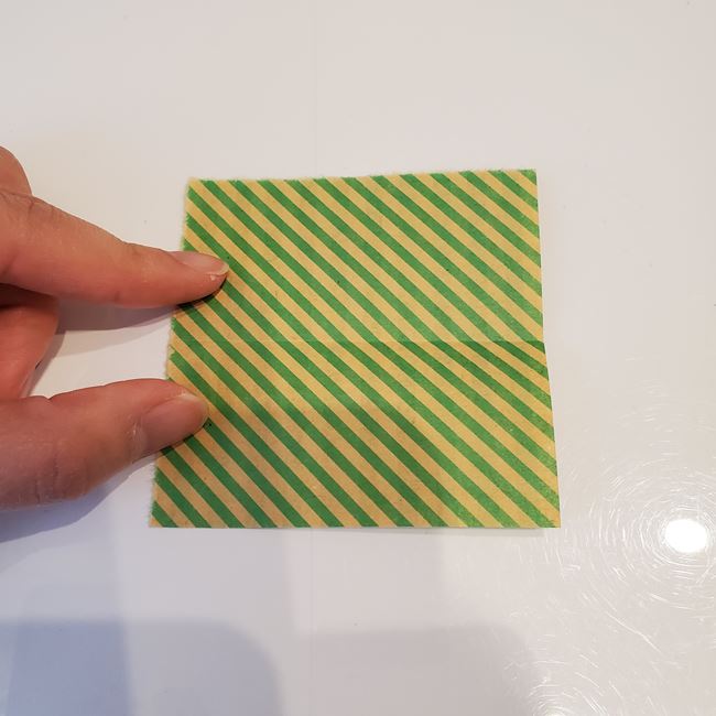 クリスマスリースの折り紙 立体的な飾りを手作り①折り筋(3)
