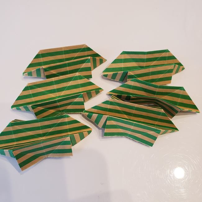 クリスマスリースの折り紙 おしゃれで立体的な作り方折り方②パーツ(14)