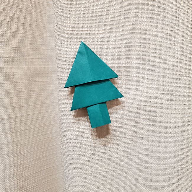 折り紙 クリスマスツリーの壁飾りの折り方作り方②飾り方(3)