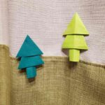 折り紙 クリスマスツリーの壁飾りを一枚で！オーナメントにも使えるディスプレイ