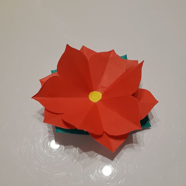 ポインセチアの折り紙の切り方 切り絵の花と葉っぱを手作りして飾り付け 子供と楽しむ折り紙 工作
