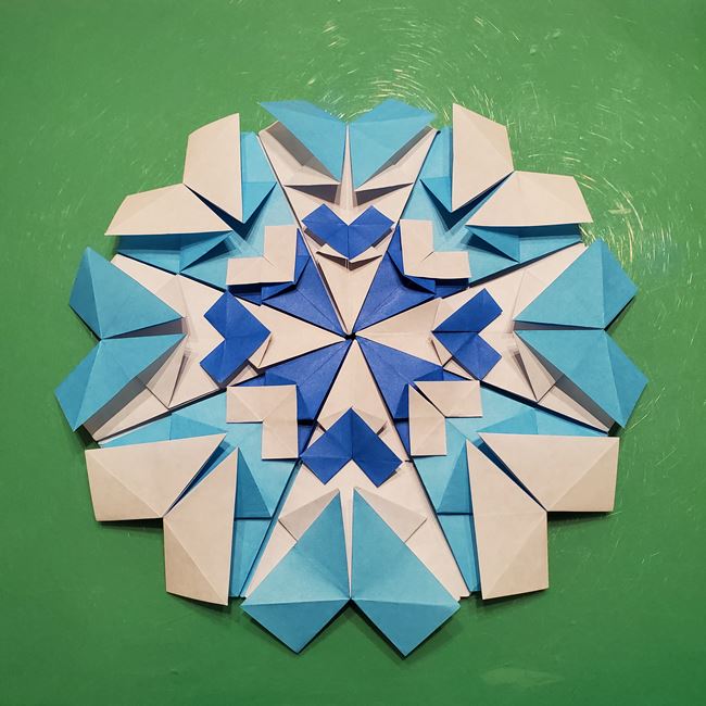 雪の結晶の折り紙 ハートの模様がかわいい 折り方作り方は 凝った飾りに挑戦 子供と楽しむ折り紙 工作