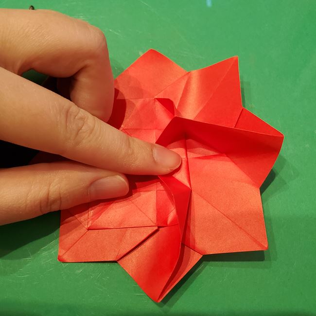 作り方 ポインセチアの折り紙を立体的につくる方法(花の折り方)④調整(2)