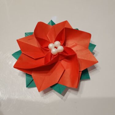 作り方 ポインセチアは折り紙で立体的に簡単つくれる？花の折り方を紹介