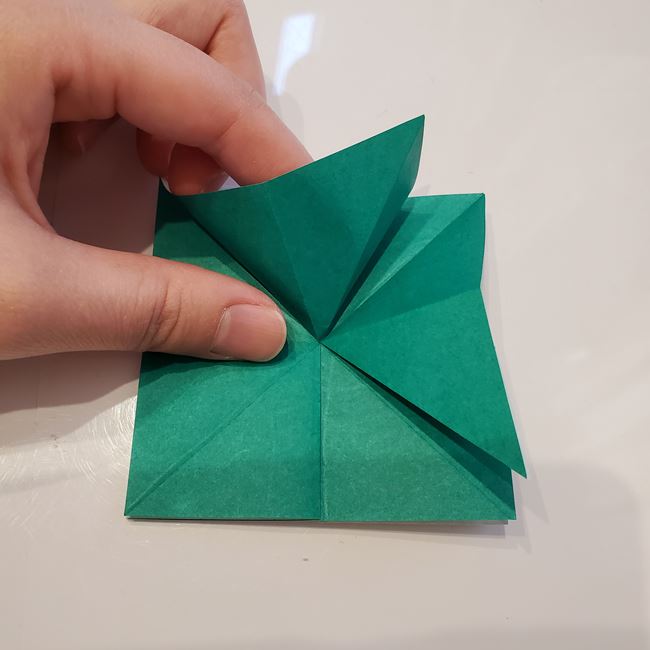 折り紙 ポインセチアの葉っぱの折り方作り方②折る(17)