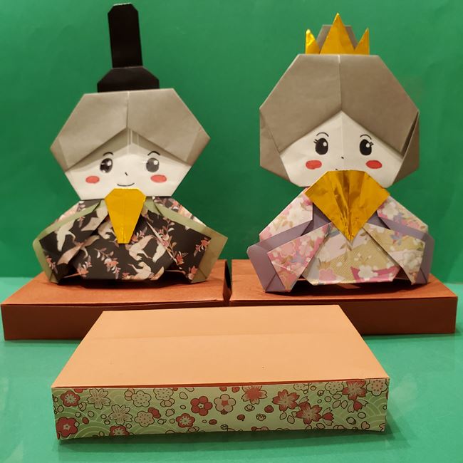 お雛様の台座を折り紙で手作り ひな壇に雛人形を飾り付け 子供と楽しむ折り紙 工作