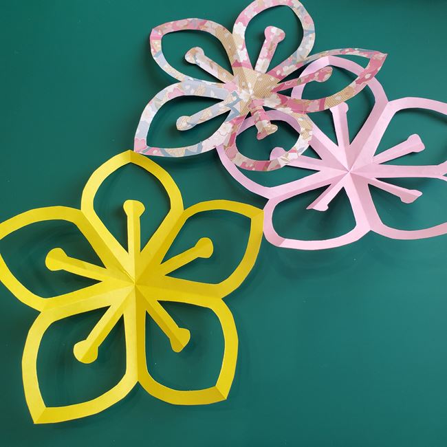 桃の花 折り紙を切る切り絵は簡単 ハサミでの切り方を覚えてひな祭りに作ってみて 子供と楽しむ折り紙 工作