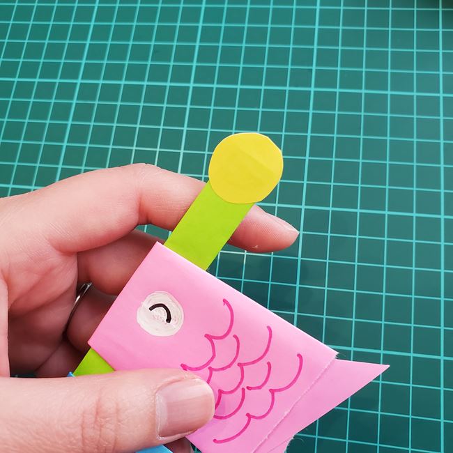 デイサービスにこいのぼりの折り紙製作 折り方作り方②棒(10)