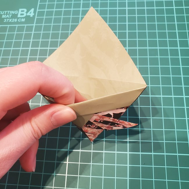 兜の折り紙リースの作り方折り方①かぶと(12)