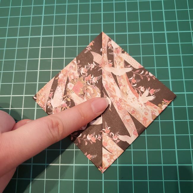 兜の折り紙リースの作り方折り方①かぶと(3)
