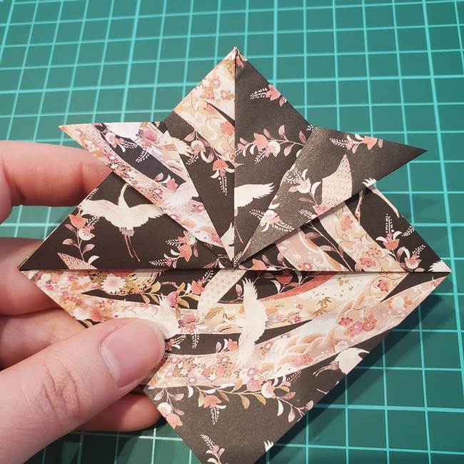 兜の折り紙リースの作り方折り方①かぶと(6)