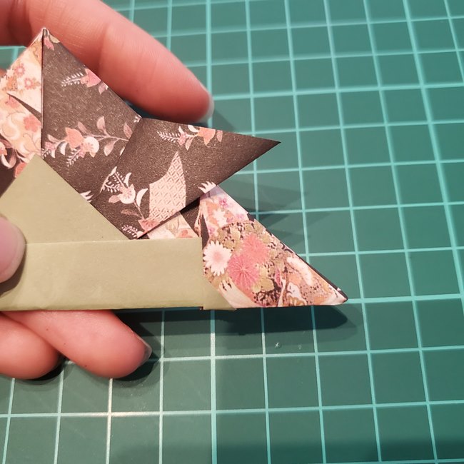 兜の折り紙リースの作り方折り方④組み合わせ(3)