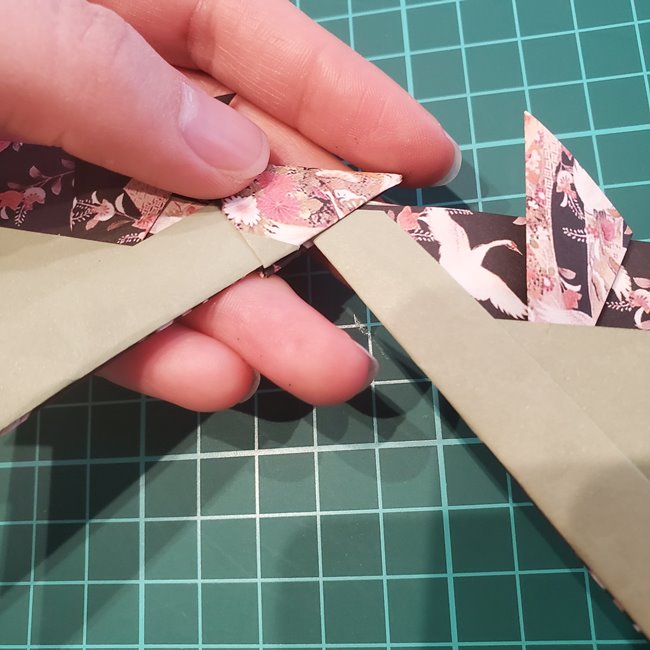 兜の折り紙リースの作り方折り方④組み合わせ(4)