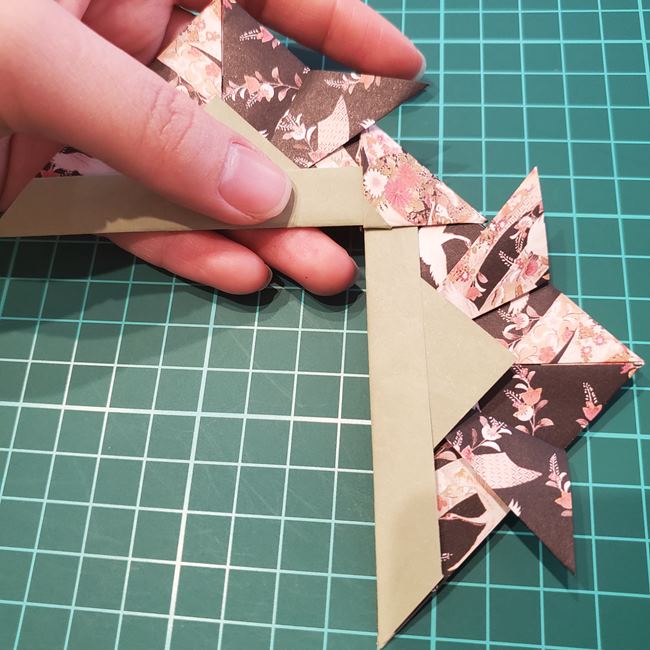 兜の折り紙リースの作り方折り方④組み合わせ(5)