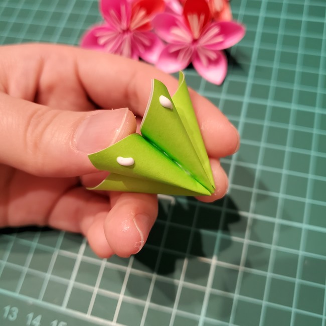 桃の花の折り紙 くす玉の折り方作り方②貼り合わせ(10)