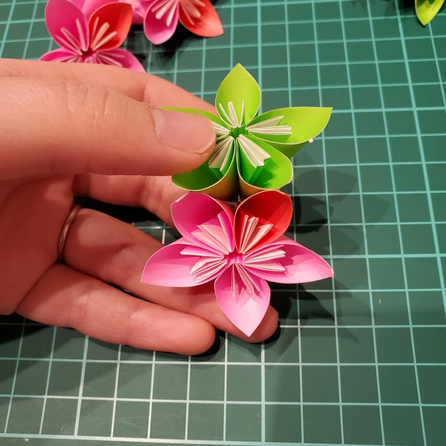 桃の花の折り紙 くす玉の折り方作り方②貼り合わせ(12)