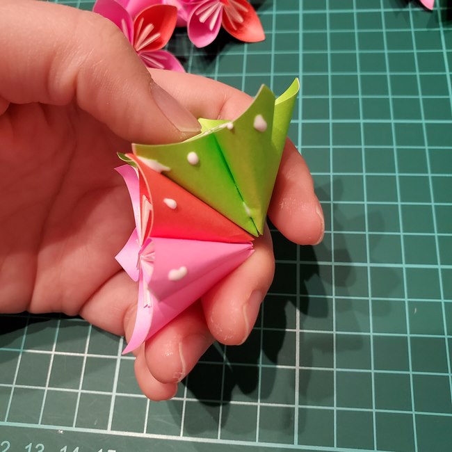 桃の花の折り紙 くす玉の折り方作り方②貼り合わせ(13)
