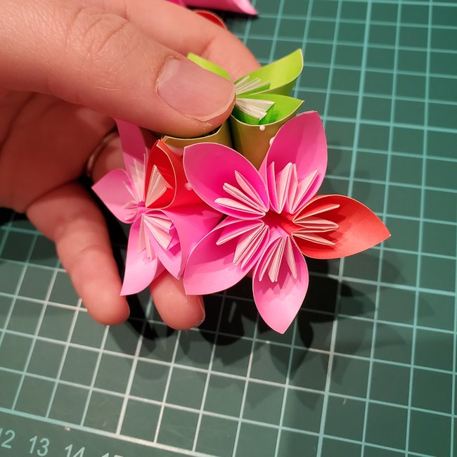 桃の花の折り紙 くす玉の折り方作り方②貼り合わせ(14)