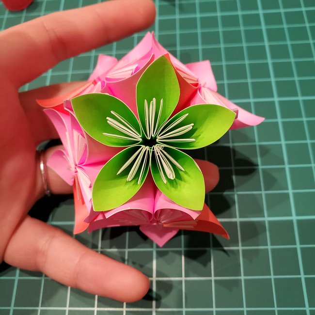 桃の花の折り紙 くす玉の折り方作り方②貼り合わせ(15)