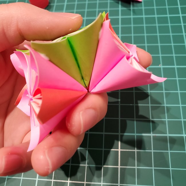桃の花の折り紙 くす玉の折り方作り方②貼り合わせ(16)