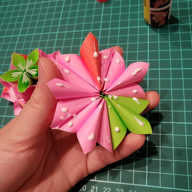 桃の花の折り紙 くす玉の折り方作り方②貼り合わせ(19)