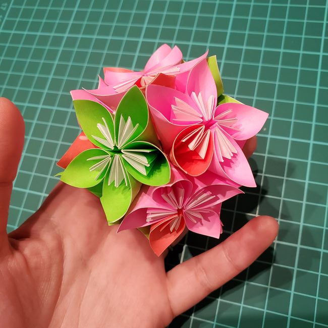 桃の花の折り紙 くす玉の折り方作り方②貼り合わせ(20)