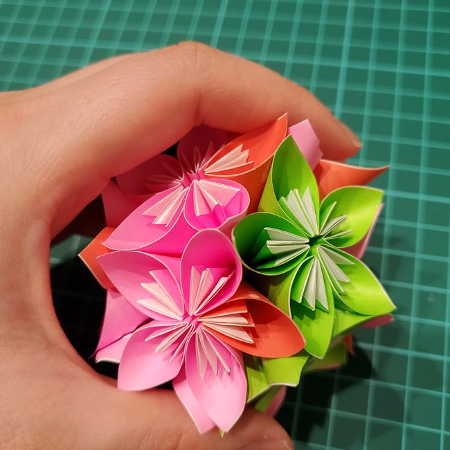 桃の花の折り紙 くす玉の折り方作り方②貼り合わせ(21)