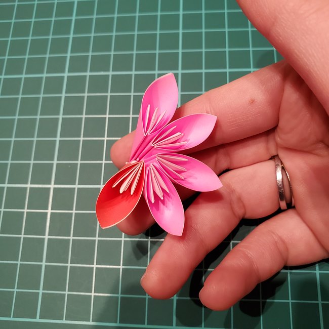 桃の花の折り紙 くす玉の折り方作り方②貼り合わせ(4)