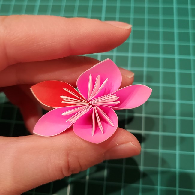 桃の花の折り紙 くす玉の折り方作り方②貼り合わせ(6)