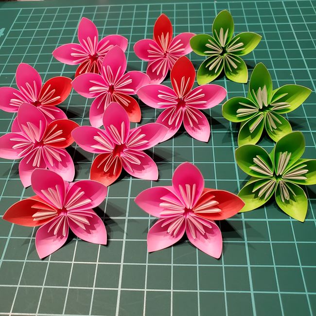 桃の花の折り紙 くす玉の折り方作り方②貼り合わせ(8)