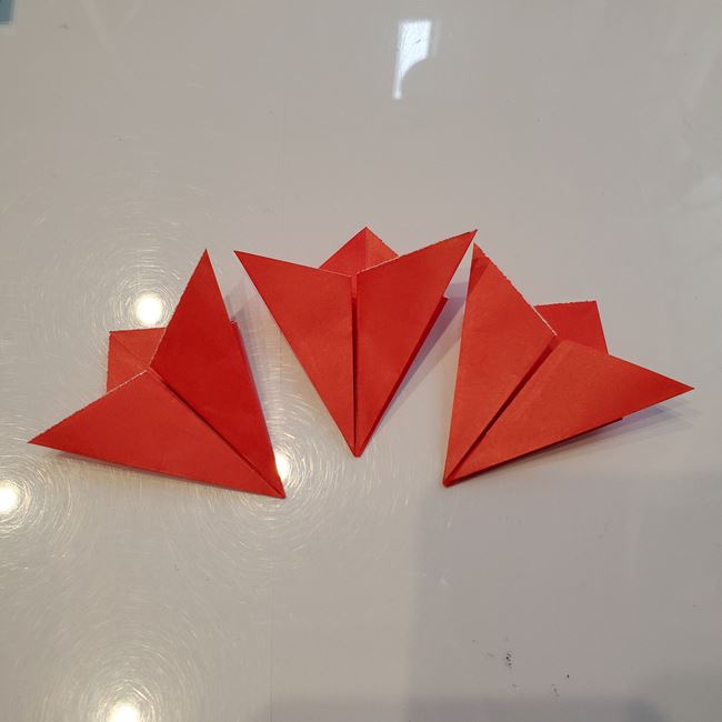 カーネーションの折り紙 簡単で小学生の子どもでも作れる平面の折り方作り方①花(12)