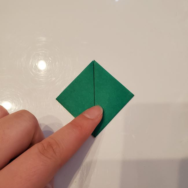 カーネーションの折り紙 簡単で小学生の子どもでも作れる平面の折り方作り方②花芯(5)