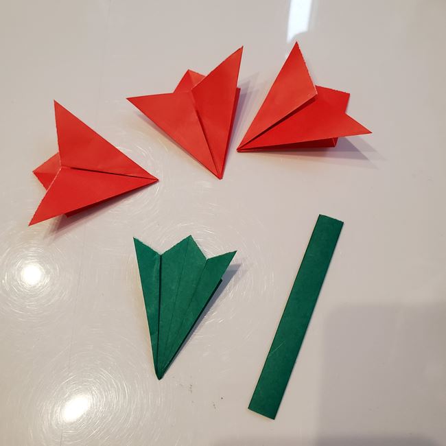 カーネーションの折り紙 簡単で小学生の子どもでも作れる平面の折り方作り方③茎(9)