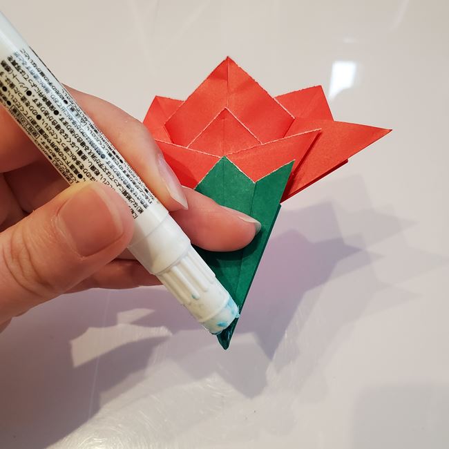 カーネーションの折り紙 簡単で小学生の子どもでも作れる平面の折り方作り方④(8)