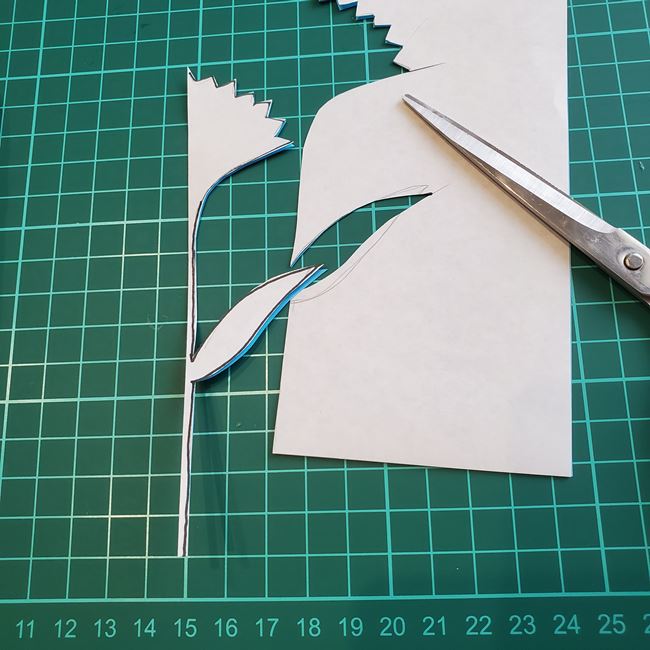 カーネーションの折り紙の切り絵 簡単な作り方折り方(5)
