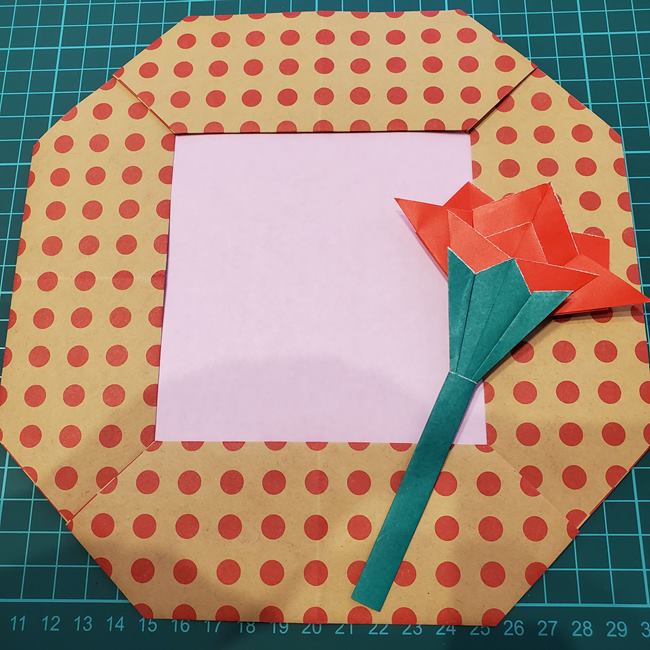 母の日の折り紙リースの作り方★カーネーションの壁面製作③完成(2)