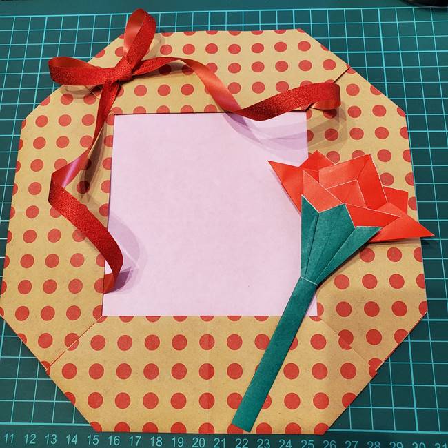 母の日の折り紙リースの作り方★カーネーションの壁面製作③完成(3)