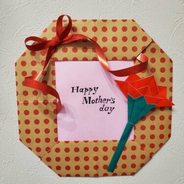 母の日の折り紙リースの作り方｜カーネーションの壁面飾りを製作（5月）