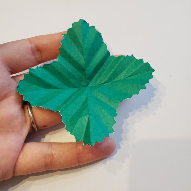 いちごの葉っぱの折り紙 作り方折り方(8)