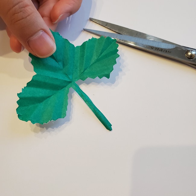 いちごの葉っぱの折り紙 作り方折り方(9)